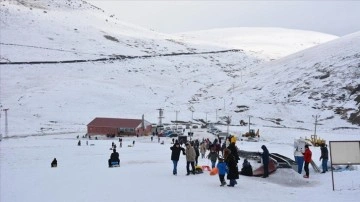 Başçiftlik Kayak Merkezi'ne gelen çocuklar kızakla kayarak eğlendi