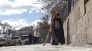 Başkent sokaklarında fuhuş kartvizitlerine 'süpürgeli' tepki