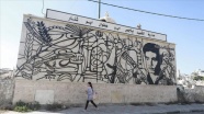 Batı Şeria'daki Dura beldesinin duvarlarını Filistinli sanatçı Ketlu'nun eserleri süslüyor