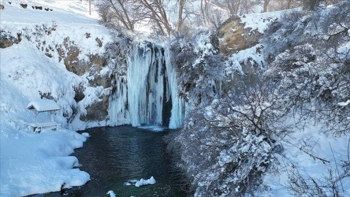 Bayburt'ta Sırakayalar Şelalesi buz tuttu