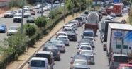 Bayram yoğunluğu yaşanan Akçay'a araç girişini önlemek için polis barikat kurdu