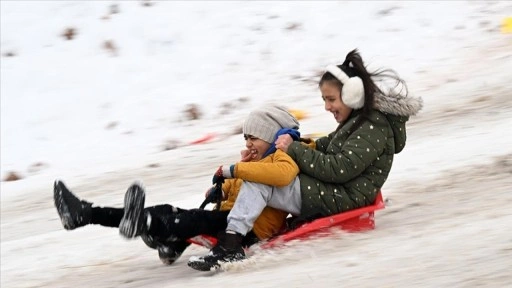 Bazı illerde kar yağışı nedeniyle eğitime ara verildi