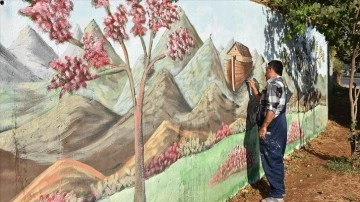 Belediyenin 11 yıllık temizlik işçisi Cizre'nin duvarlarını resimlerle süsledi