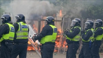 Belfast'ta şiddet olaylarında aşırı sağcılar polise molotofkokteyli attı
