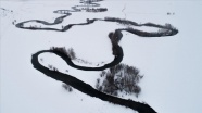 Bembeyaz örtüde süzülen Zamantı Irmağı'nın menderesleri kar altında göz kamaştırıyor