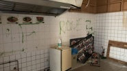 Berlin&#039;de bir Türke ait döner dükkanın duvarına gamalı haç çizildi