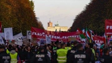 Berlin'de İran'daki protestolara dayanışma eylemi yapıldı