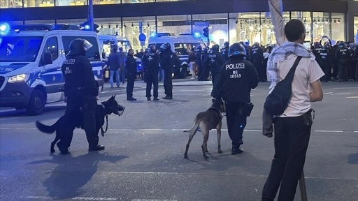 Berlin’de polis, Filistin’e destek eyleminde göstericilere karşı köpekleri kullandı