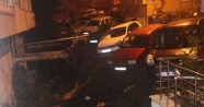 Beşiktaş'ta istinat duvarı çöktü, 4 araç askıda kaldı