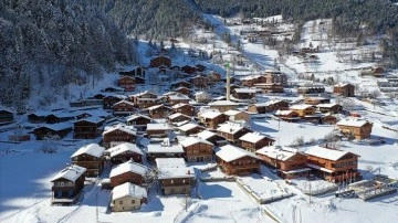 Beyaza bürünen Uzungöl'de gündüz ve gece güzelliği