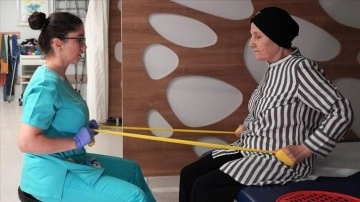 Beyin ameliyatı sonrası kısmi felç geçiren kadın fizik tedaviyle ayağa kalktı