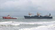Beykoz'da makine arızası nedeniyle demir atan kargo gemisi açığa çekilmeye başlandı