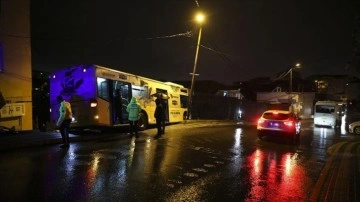 Beykoz'da İETT'ye bağlı özel halk otobüsü park halindeki araçlara çarptı