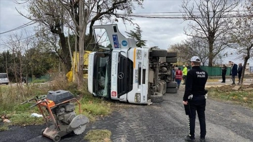 Beylikdüzü'nde İSKİ'nin çalışması sırasında yolda oluşan çökme sonucu hafriyat kamyonu dev