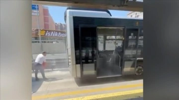 Beylikdüzü'nde metrobüste çıkan yangın söndürüldü