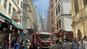 Beyoğlu'nda 4 katlı otelin çatısında çıkan yangın söndürüldü