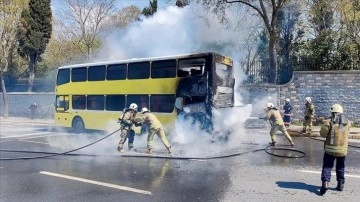 Beyoğlu'nda çift katlı İETT otobüsünde çıkan yangın söndürüldü