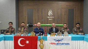 Bilal Erdoğan, ABD'deki roket yarışması şampiyonu İTÜ Vefa Havacılık Takımı'yla bir araya
