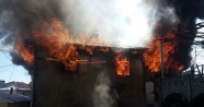 Bilecik’te 2 katlı ahşap ev alev alev yandı