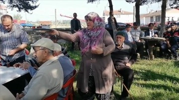 Bilecik'te eşinin yanında 5 yıldır kahvecilik yapan kadın köylünün takdirini topluyor