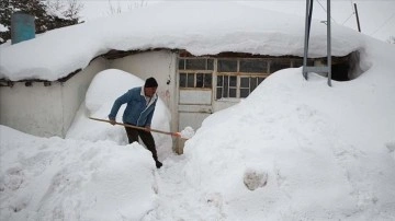 Bingöl Karlıova'da kar evlerin boyuna ulaştı