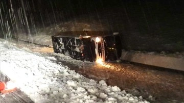 Bingöl'de 2 yolcu otobüsü devrildi, 22 kişi yaralandı