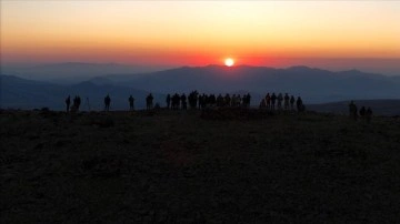 Bingöl'de terörden arındırılan 3 bin 250 rakımlı tepeden güneşin doğuşunu izlediler