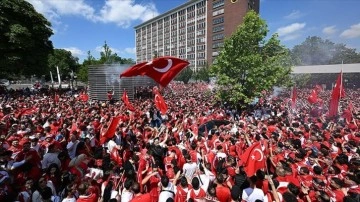 Binlerce Türk taraftar Portekiz maçı öncesinde taraftar yürüyüşü gerçekleştirdi