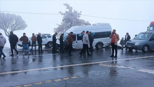 Bitlis'te 23 aracın karıştığı zincirleme trafik kazasında 31 kişi yaralandı