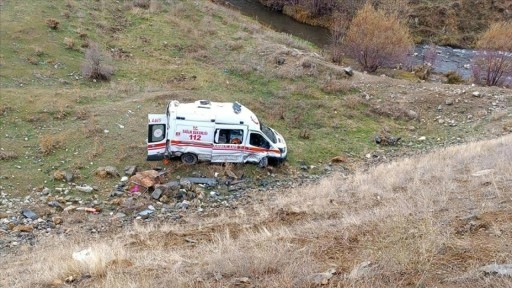 Bitlis'te trafik kazasında 3'ü sağlık personeli 11 kişi yaralandı