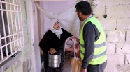 Bitlis'te yaşlı ve kimsesizler için eve yemek götürülüyor