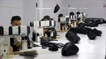Bitlis'e kurdukları atölyeden Balkan ülkelerine spor ayakkabısı ihraç ediyorlar