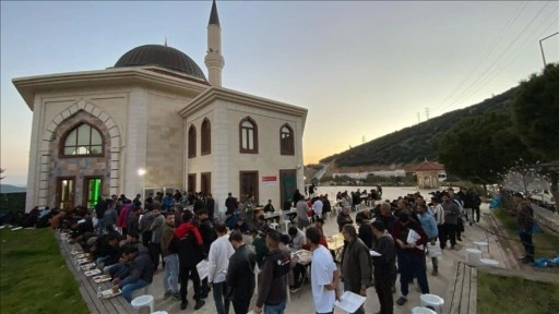 Bodrum'da bir imam, cami avlusunda her gün iftar sofrası kuruyor