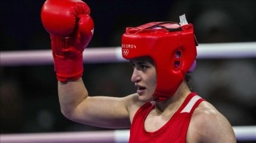 Boks kadınlar 57 kiloda mücadele eden Esra Yıldız Kahraman, çeyrek finale yükseldi