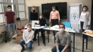 Bolu'da öğretmenler, sağlık çalışanları için yüz siperlikli maske üretiyor