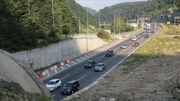 Bolu Dağı'nda bayramın ilk gününde akıcı trafik yoğunluğu sürüyor