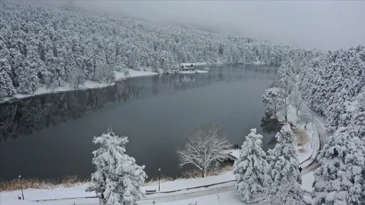 Bolu'nun doğal güzelliği Gölcük Tabiat Parkı beyaz örtüyle kaplandı