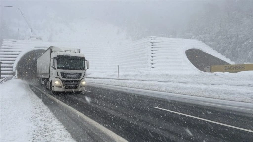 Bolu ve Düzce'de kar yağışı sürüyor