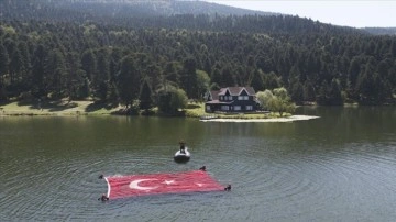 Bolu'da JAK timi Zafer Bayramı'nı göl yüzeyinde açılan Türk bayrağıyla kutladı