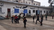 Bombalardan kaçan İdlibli aileler, çareyi 'hapishaneye girmekte' buldu