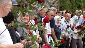 Bosna Hersek'teki savaşta Koricanske kayalıklarında kurşuna dizilen 224 kişi dualarla anıldı