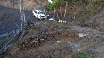 Bozkurt'ta köy yolunda heyelan meydana geldi