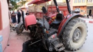 Burdur'da duvara çarpan traktör ikiye bölündü