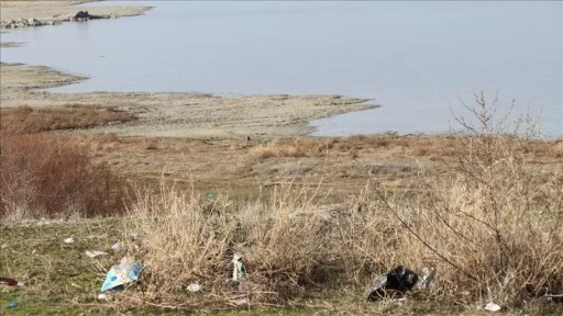 Burdur Gölü'nün su kaybı ve çevresindeki atık kirliliği endişelendiriyor