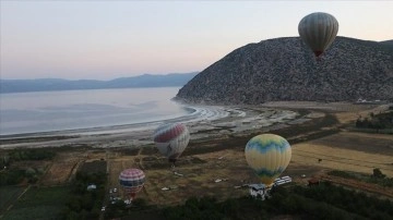 Burdur'da Salda Gölü manzaralı sıcak hava balon turizmi başlatıldı