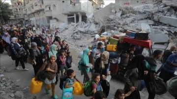 Bureyc Kampı'ndaki binlerce Gazzeli, saldırı ihtimaline karşı yerlerini terk etmek zorunda kald