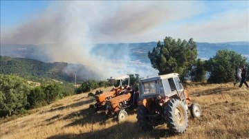 Bursa-Balıkesir il sınırında ormanlık alanda etkili olan yangına müdahale ediliyor