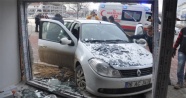 Bursa'da kadın sürücü icralık otomobille iş yerine daldı
