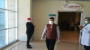 Bursa&#039;da Kovid-19&#039;u yenen 3 hasta alkışlarla hastaneden ayrıldı