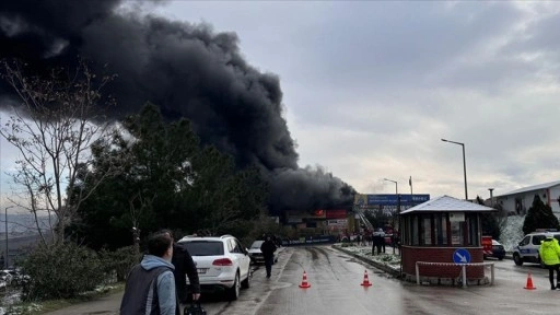 Bursa'da madeni yağ dükkanında çıkan yangına müdahale ediliyor